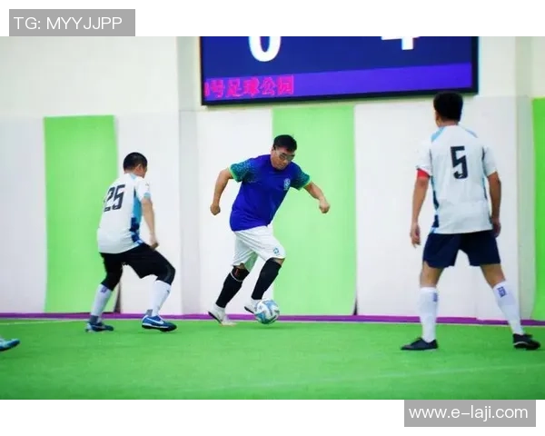 中国足球氛围积极球员展示团队精神与拼搏热情的精彩瞬间 中国足球氛围积极球员展示团队精神与拼搏热情的精彩瞬间