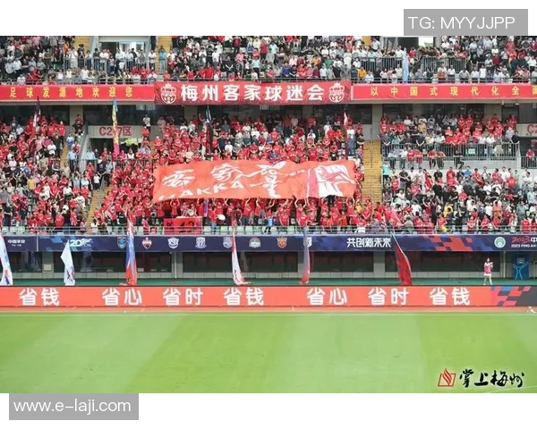 足球球星燃爆全场舞台rap秀引发热议球迷狂热追捧与赛事激情完美融合